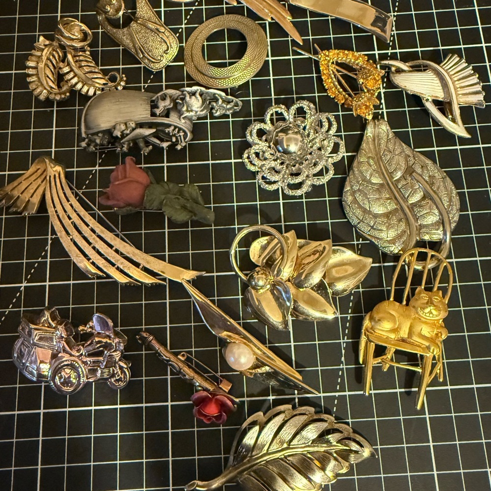 18 Vintage Brooches- Elegant Gold and Silver Brooches & a silver leaf shoe clip
